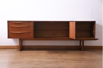 北欧家具　チーク材　Stonehill(ストーンヒル)　取っ手がおしゃれなリビングボード(サイドボード)