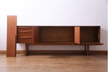 北欧家具　チーク材　Stonehill(ストーンヒル)　取っ手がおしゃれなリビングボード(サイドボード)