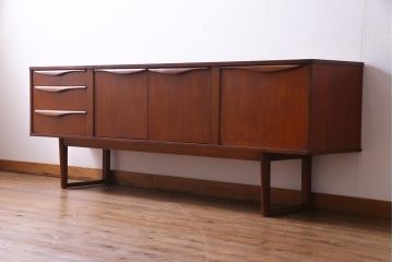 北欧家具　チーク材　Stonehill(ストーンヒル)　取っ手がおしゃれなリビングボード(サイドボード)