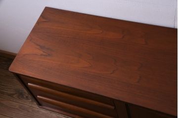 北欧家具　チーク材　Stonehill(ストーンヒル)　取っ手がおしゃれなリビングボード(サイドボード)