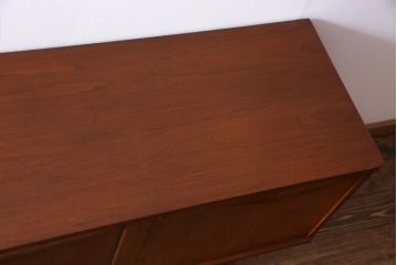 北欧家具　チーク材　Stonehill(ストーンヒル)　取っ手がおしゃれなリビングボード(サイドボード)