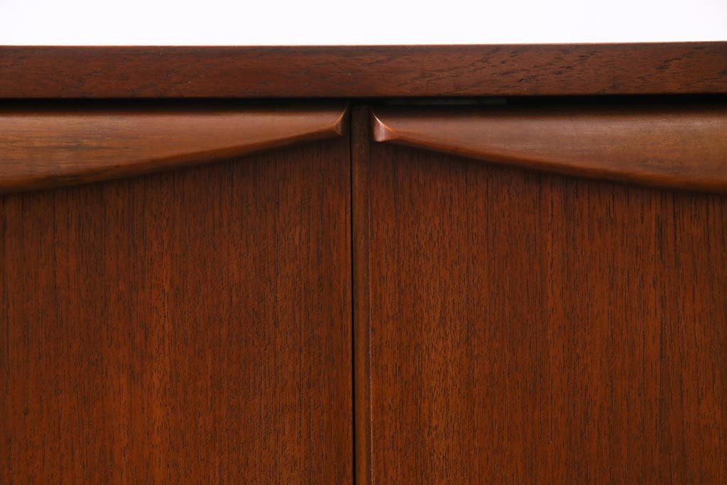 北欧家具　チーク材　Stonehill(ストーンヒル)　取っ手がおしゃれなリビングボード(サイドボード)