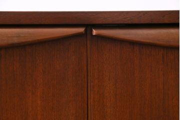 北欧家具　チーク材　Stonehill(ストーンヒル)　取っ手がおしゃれなリビングボード(サイドボード)