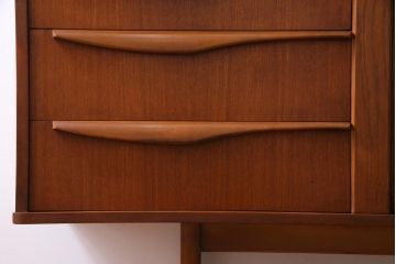 北欧家具　チーク材　Stonehill(ストーンヒル)　取っ手がおしゃれなリビングボード(サイドボード)