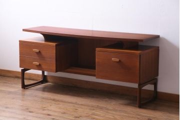 ヴィンテージ家具　イギリスビンテージ　G-PLAN(ジープラン)　Quadrille(クヮドリール)　チーク材　ぬくもりあふれる北欧スタイルの両袖デスク(サイドボード、ドレッサー)