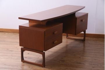 ヴィンテージ家具　イギリスビンテージ　G-PLAN(ジープラン)　Quadrille(クヮドリール)　チーク材　ぬくもりあふれる北欧スタイルの両袖デスク(サイドボード、ドレッサー)