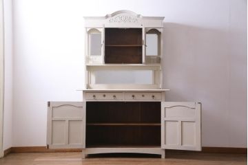 アンティーク家具　フランスアンティーク　当店ペイント　パーツや浮き彫りが可愛らしいフレンチシックなカップボード(食器棚)