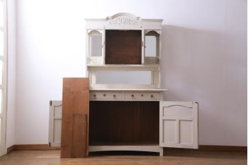 アンティーク家具　フランスアンティーク　当店ペイント　パーツや浮き彫りが可愛らしいフレンチシックなカップボード(食器棚)