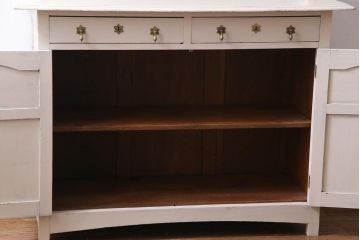 アンティーク家具　フランスアンティーク　当店ペイント　パーツや浮き彫りが可愛らしいフレンチシックなカップボード(食器棚)