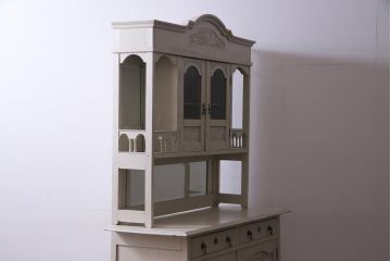 アンティーク家具　フランスアンティーク　当店ペイント　パーツや浮き彫りが可愛らしいフレンチシックなカップボード(食器棚)