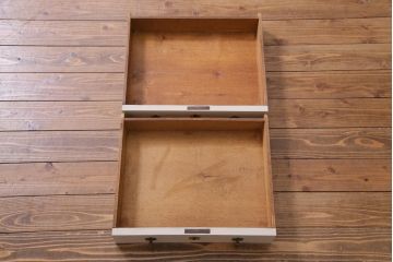 アンティーク家具　フランスアンティーク　当店ペイント　パーツや浮き彫りが可愛らしいフレンチシックなカップボード(食器棚)