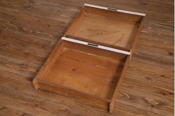 アンティーク家具　フランスアンティーク　当店ペイント　パーツや浮き彫りが可愛らしいフレンチシックなカップボード(食器棚)