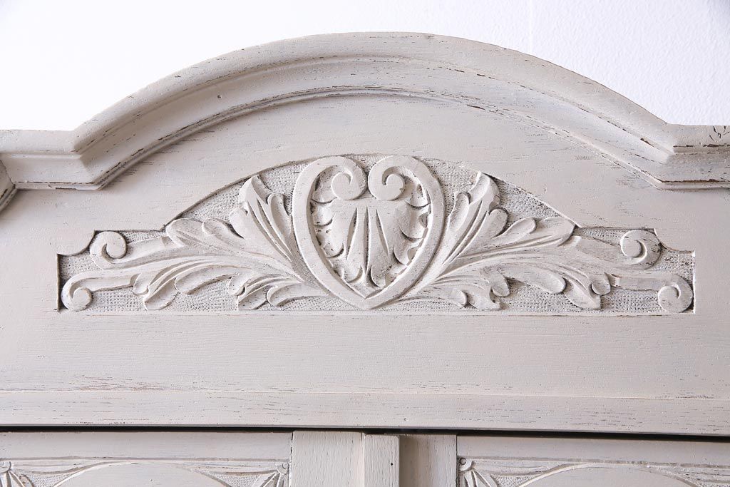 アンティーク家具　フランスアンティーク　当店ペイント　パーツや浮き彫りが可愛らしいフレンチシックなカップボード(食器棚)