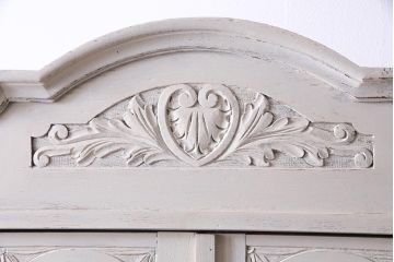 アンティーク家具　フランスアンティーク　当店ペイント　パーツや浮き彫りが可愛らしいフレンチシックなカップボード(食器棚)