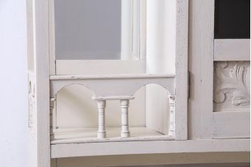 アンティーク家具　フランスアンティーク　当店ペイント　パーツや浮き彫りが可愛らしいフレンチシックなカップボード(食器棚)