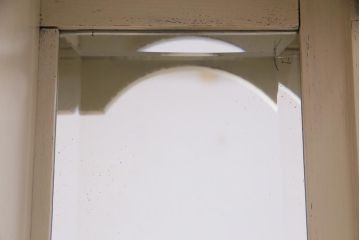 アンティーク家具　フランスアンティーク　当店ペイント　パーツや浮き彫りが可愛らしいフレンチシックなカップボード(食器棚)