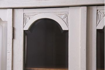 アンティーク家具　フランスアンティーク　当店ペイント　パーツや浮き彫りが可愛らしいフレンチシックなカップボード(食器棚)