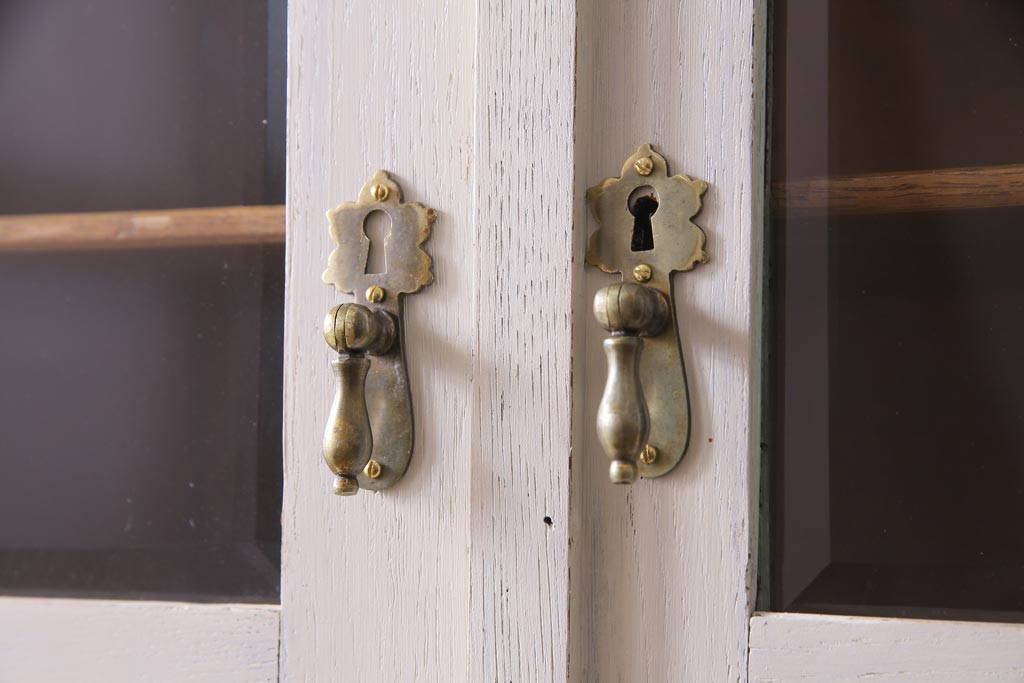 アンティーク家具　フランスアンティーク　当店ペイント　パーツや浮き彫りが可愛らしいフレンチシックなカップボード(食器棚)