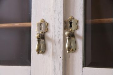 アンティーク家具　フランスアンティーク　当店ペイント　パーツや浮き彫りが可愛らしいフレンチシックなカップボード(食器棚)