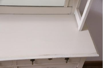 アンティーク家具　フランスアンティーク　当店ペイント　パーツや浮き彫りが可愛らしいフレンチシックなカップボード(食器棚)