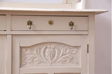 アンティーク家具　フランスアンティーク　当店ペイント　パーツや浮き彫りが可愛らしいフレンチシックなカップボード(食器棚)