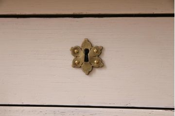 アンティーク家具　フランスアンティーク　当店ペイント　パーツや浮き彫りが可愛らしいフレンチシックなカップボード(食器棚)