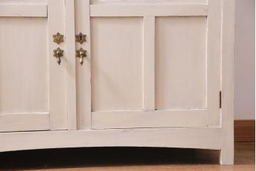 アンティーク家具　フランスアンティーク　当店ペイント　パーツや浮き彫りが可愛らしいフレンチシックなカップボード(食器棚)