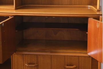 ヴィンテージ家具　北欧ビンテージ　G-PLAN(ジープラン)　オーク材　温かな雰囲気漂う明るい木肌のサイドボード(収納棚)