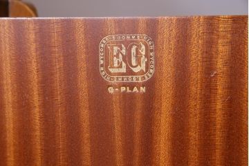 ヴィンテージ家具　北欧ビンテージ　G-PLAN(ジープラン)　オーク材　温かな雰囲気漂う明るい木肌のサイドボード(収納棚)