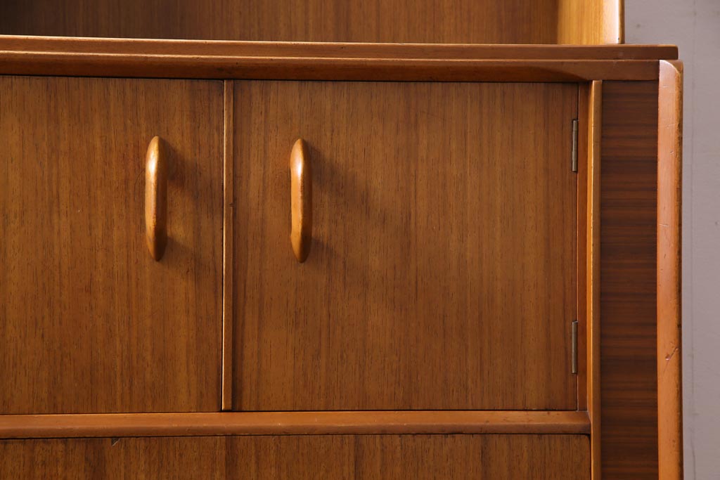 ヴィンテージ家具　北欧ビンテージ　G-PLAN(ジープラン)　オーク材　温かな雰囲気漂う明るい木肌のサイドボード(収納棚)