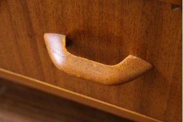 ヴィンテージ家具　北欧ビンテージ　G-PLAN(ジープラン)　オーク材　温かな雰囲気漂う明るい木肌のサイドボード(収納棚)