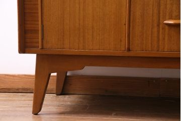 ヴィンテージ家具　北欧ビンテージ　G-PLAN(ジープラン)　オーク材　温かな雰囲気漂う明るい木肌のサイドボード(収納棚)