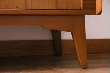 ヴィンテージ家具　北欧ビンテージ　G-PLAN(ジープラン)　オーク材　温かな雰囲気漂う明るい木肌のサイドボード(収納棚)