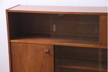 ヴィンテージ家具　北欧ビンテージ　チーク材　ガラス戸の脚付サイドボード(キャビネット、収納棚、戸棚)