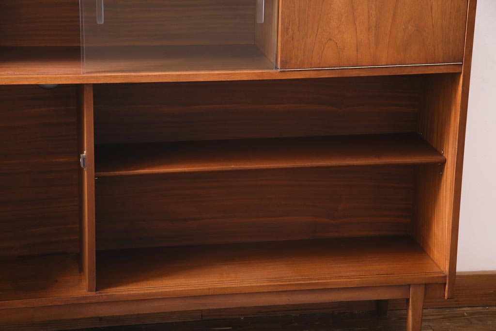 ヴィンテージ家具　北欧ビンテージ　チーク材　ガラス戸の脚付サイドボード(キャビネット、収納棚、戸棚)