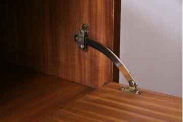 ヴィンテージ家具　北欧ビンテージ　チーク材　ガラス戸の脚付サイドボード(キャビネット、収納棚、戸棚)