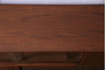 ヴィンテージ家具　北欧ビンテージ　チーク材　ガラス戸の脚付サイドボード(キャビネット、収納棚、戸棚)