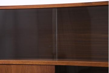 ヴィンテージ家具　北欧ビンテージ　チーク材　ガラス戸の脚付サイドボード(キャビネット、収納棚、戸棚)