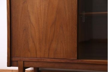 ヴィンテージ家具　北欧ビンテージ　チーク材　ガラス戸の脚付サイドボード(キャビネット、収納棚、戸棚)