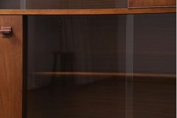 ヴィンテージ家具　北欧ビンテージ　チーク材　ガラス戸の脚付サイドボード(キャビネット、収納棚、戸棚)