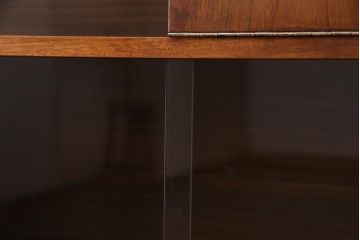 ヴィンテージ家具　北欧ビンテージ　チーク材　ガラス戸の脚付サイドボード(キャビネット、収納棚、戸棚)