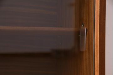 ヴィンテージ家具　北欧ビンテージ　チーク材　ガラス戸の脚付サイドボード(キャビネット、収納棚、戸棚)