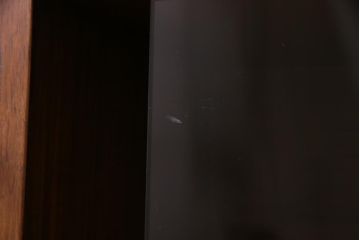 ヴィンテージ家具　北欧ビンテージ　チーク材　ガラス戸の脚付サイドボード(キャビネット、収納棚、戸棚)