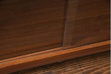 ヴィンテージ家具　北欧ビンテージ　チーク材　ガラス戸の脚付サイドボード(キャビネット、収納棚、戸棚)