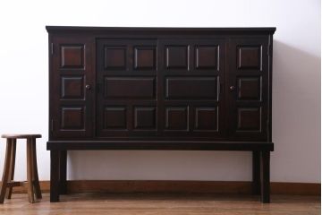 中古　北海道民芸家具　OM175　シックなデザインの脚付き玄関棚(サイドボード、下駄箱、戸棚)(定価約29万円)