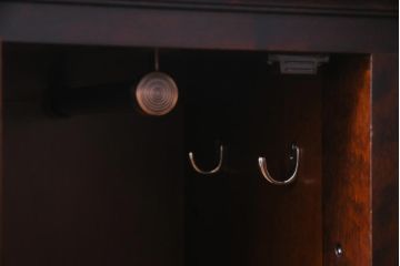 中古　北海道民芸家具　OM175　シックなデザインの脚付き玄関棚(サイドボード、下駄箱、戸棚)(定価約29万円)