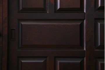 中古　北海道民芸家具　OM175　シックなデザインの脚付き玄関棚(サイドボード、下駄箱、戸棚)(定価約29万円)