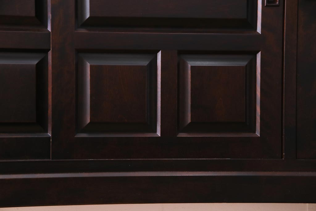 中古　北海道民芸家具　OM175　シックなデザインの脚付き玄関棚(サイドボード、下駄箱、戸棚)(定価約29万円)