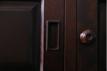 中古　北海道民芸家具　OM175　シックなデザインの脚付き玄関棚(サイドボード、下駄箱、戸棚)(定価約29万円)