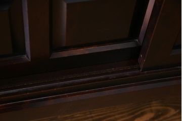 中古　北海道民芸家具　OM175　シックなデザインの脚付き玄関棚(サイドボード、下駄箱、戸棚)(定価約29万円)